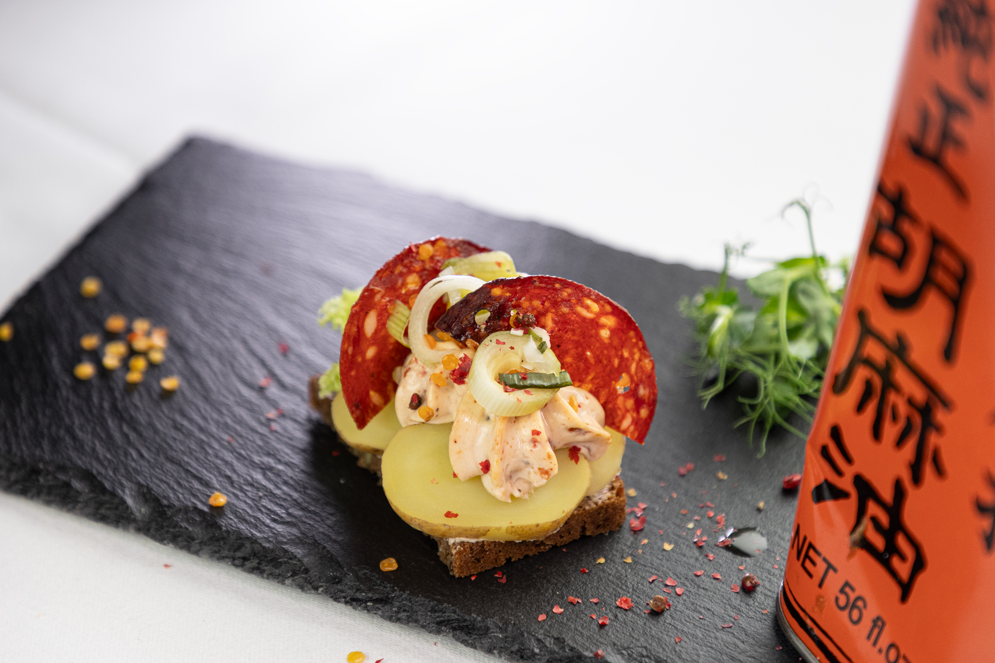 Kartoffelmad anrettet med chorizo og syltede porrer