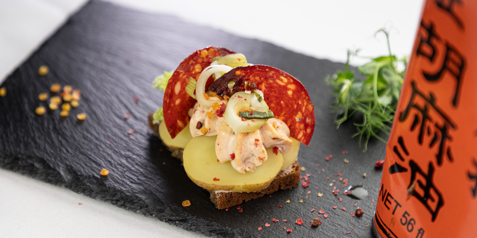 Kartoffelmad anrettet med chorizo og syltede porrer