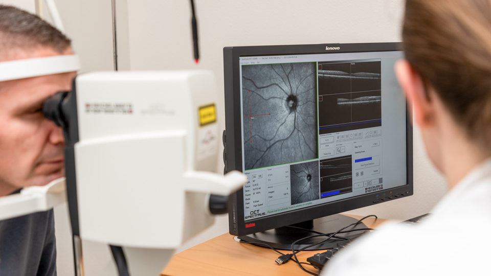 Mand kigger i øjenscanner