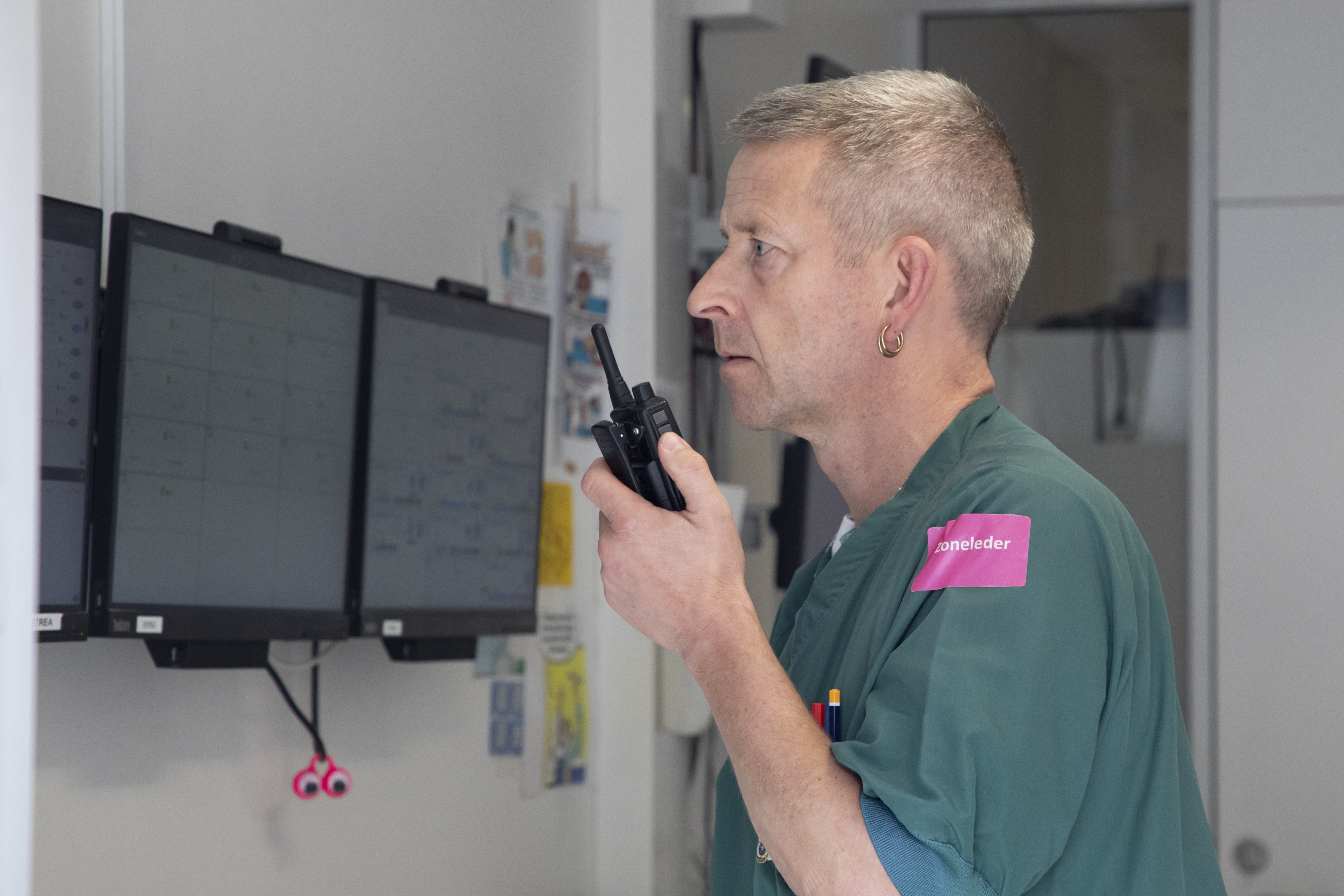 Medarbejder taler i vagttelefon