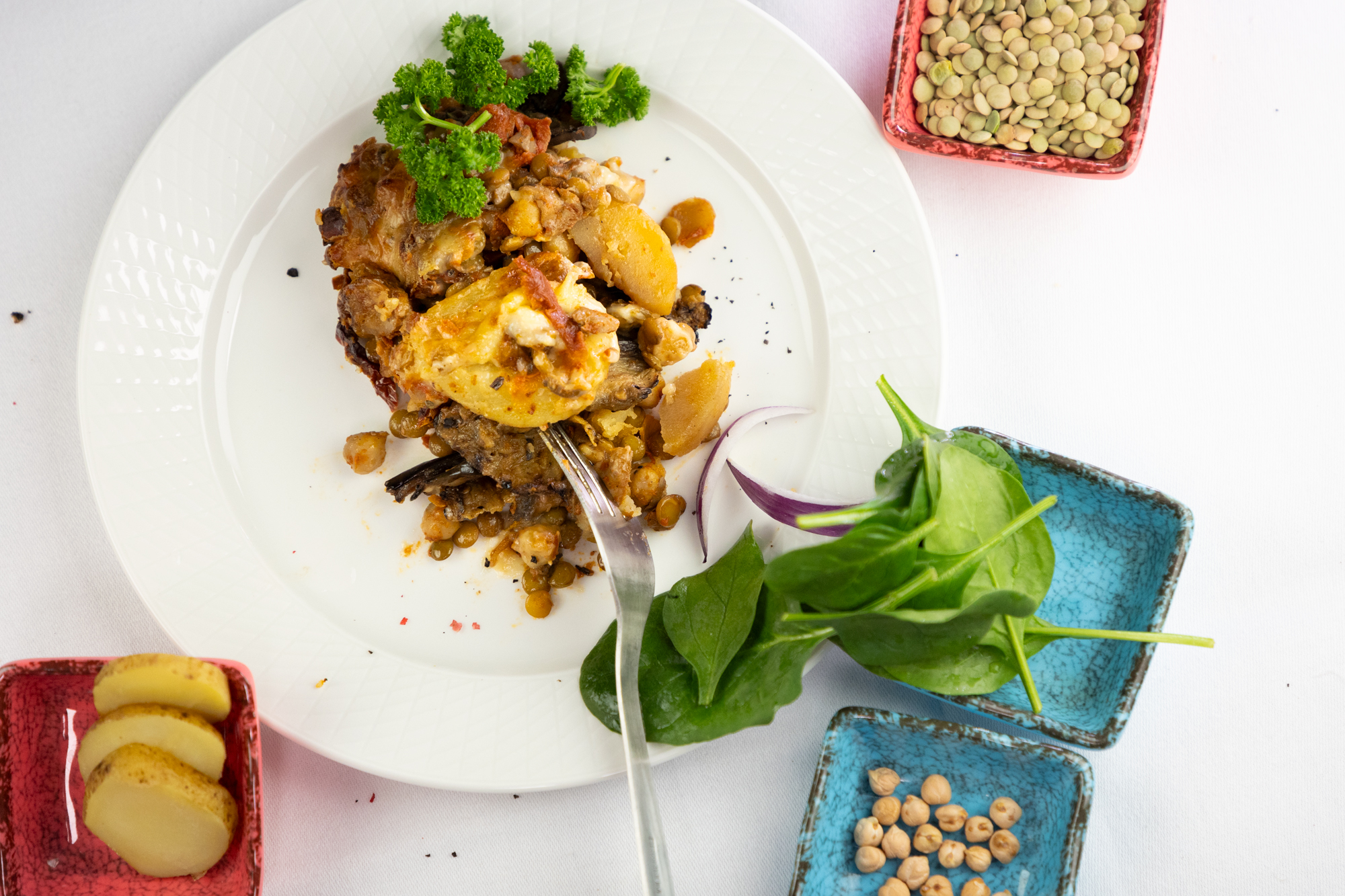 Grøntsagsmoussaka anrettet på tallerken