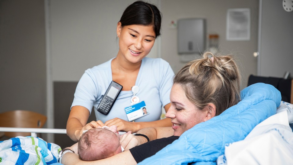 Sygeplejerske ved mor og baby i barselafsnit