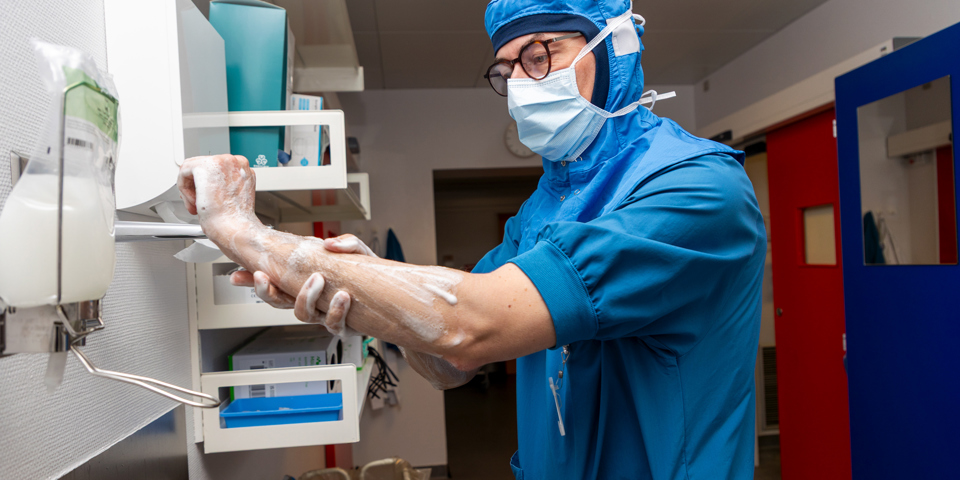 Claus Varnum gør sig klar til operation