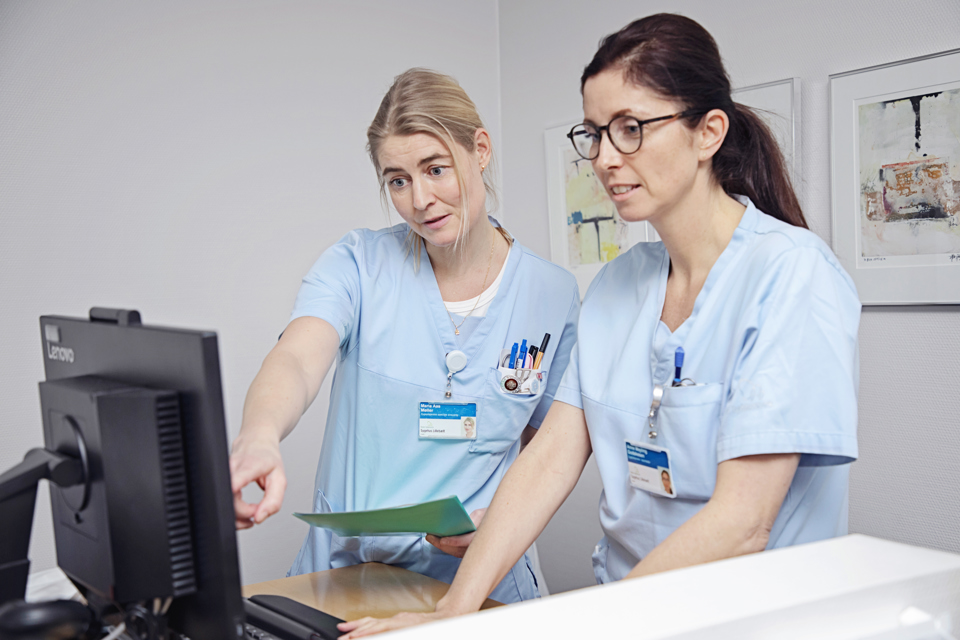 To sygeplejestuderende gennemgår en patientjournal