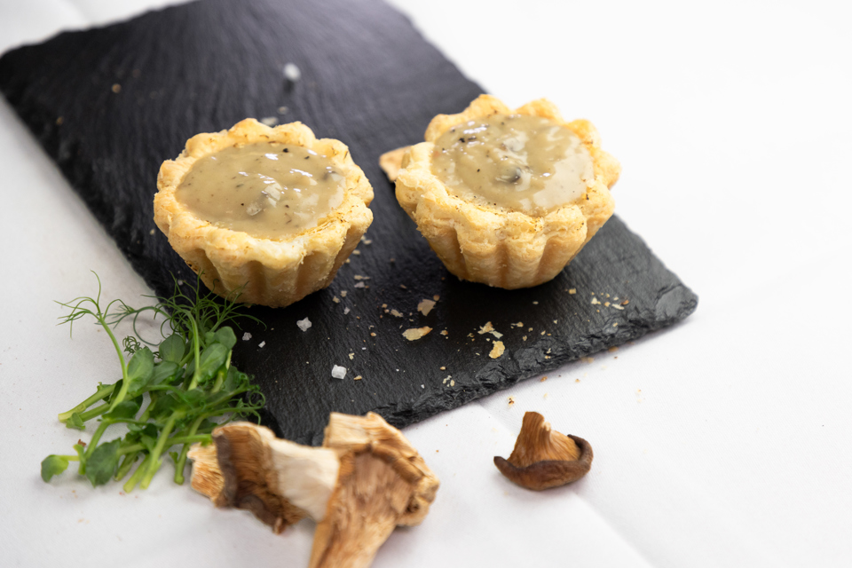 Tarteletter med svampestuvning anrettet på tallerken