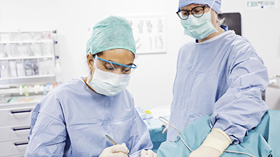 Læge opererer under supervision