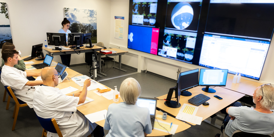 Læger samlet i mødelokale