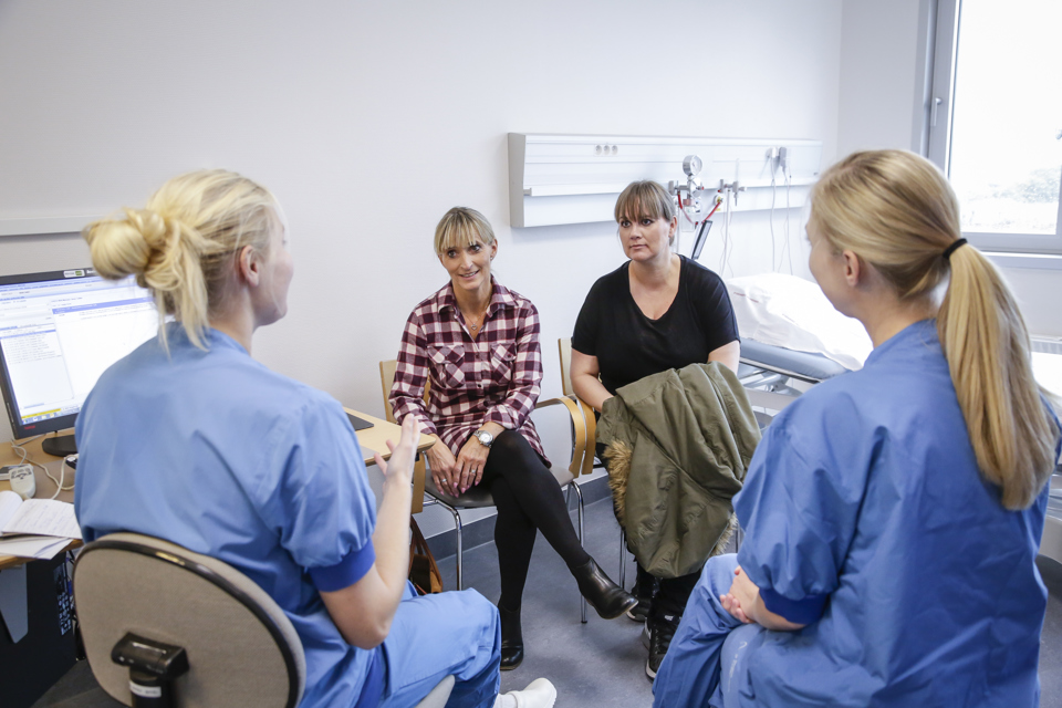 Læge- og sygeplejesamtale med patient og pårørende