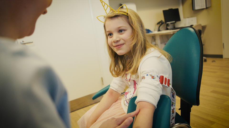 Ronja får lavet en blodprøve 