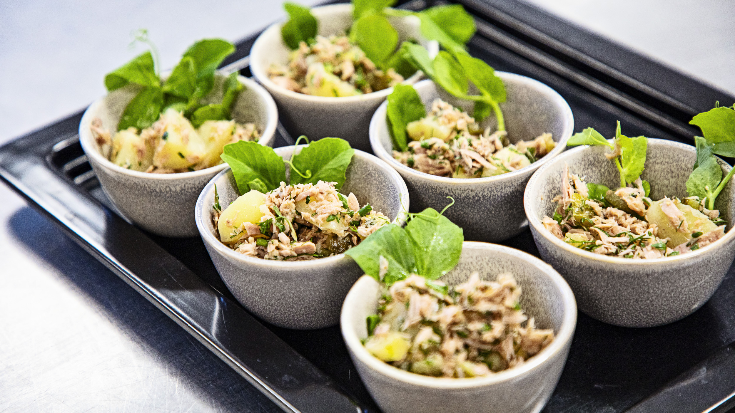 Små mad-portioner på bakke