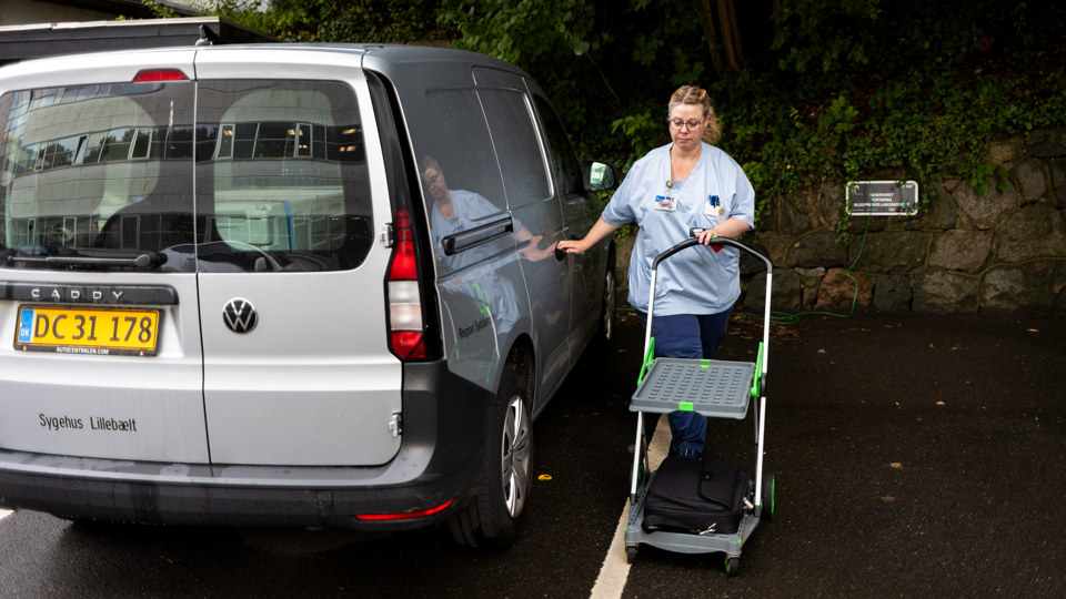 Dina Hansen ved blodprøvebil.