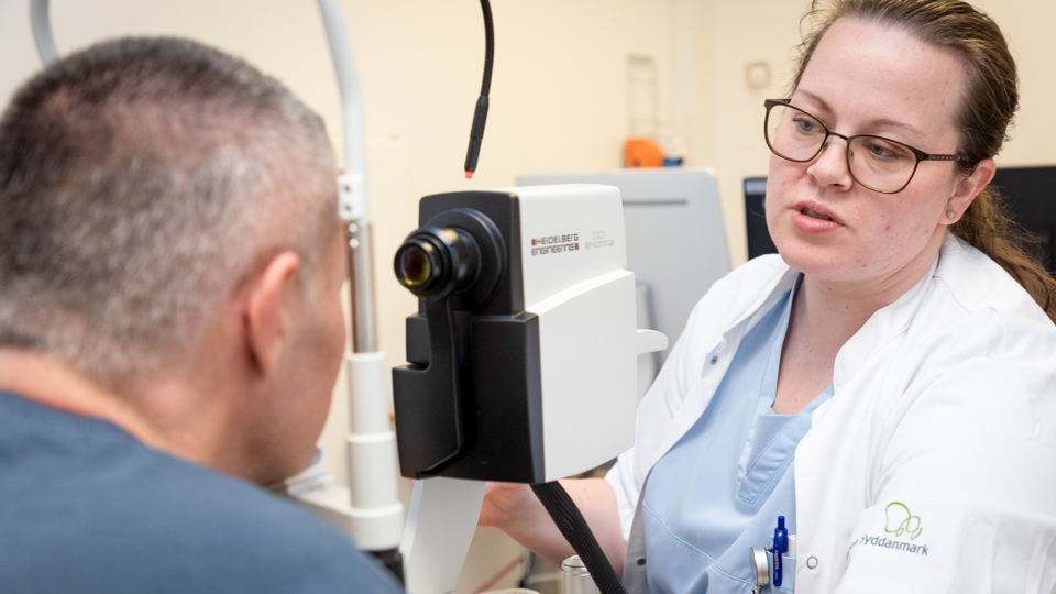 Patient og læge ved øjenscanner