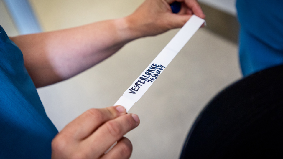 Sygeplejerske holder armbånd