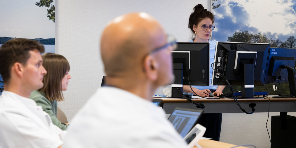 Læger kigger på skærm.