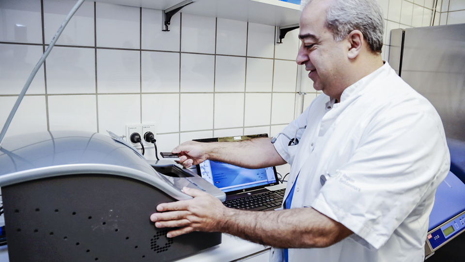 Læge står ved maskine