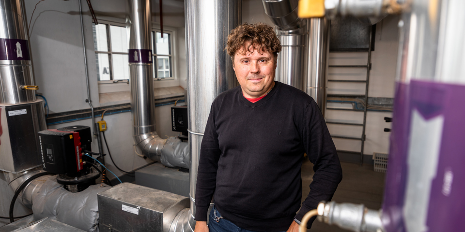 De rør, som Claus Nordentoft står ved, er med til at sende varme fra "Kedelhuset", som det kaldes, og ud til resten af Vejle Sygehus.