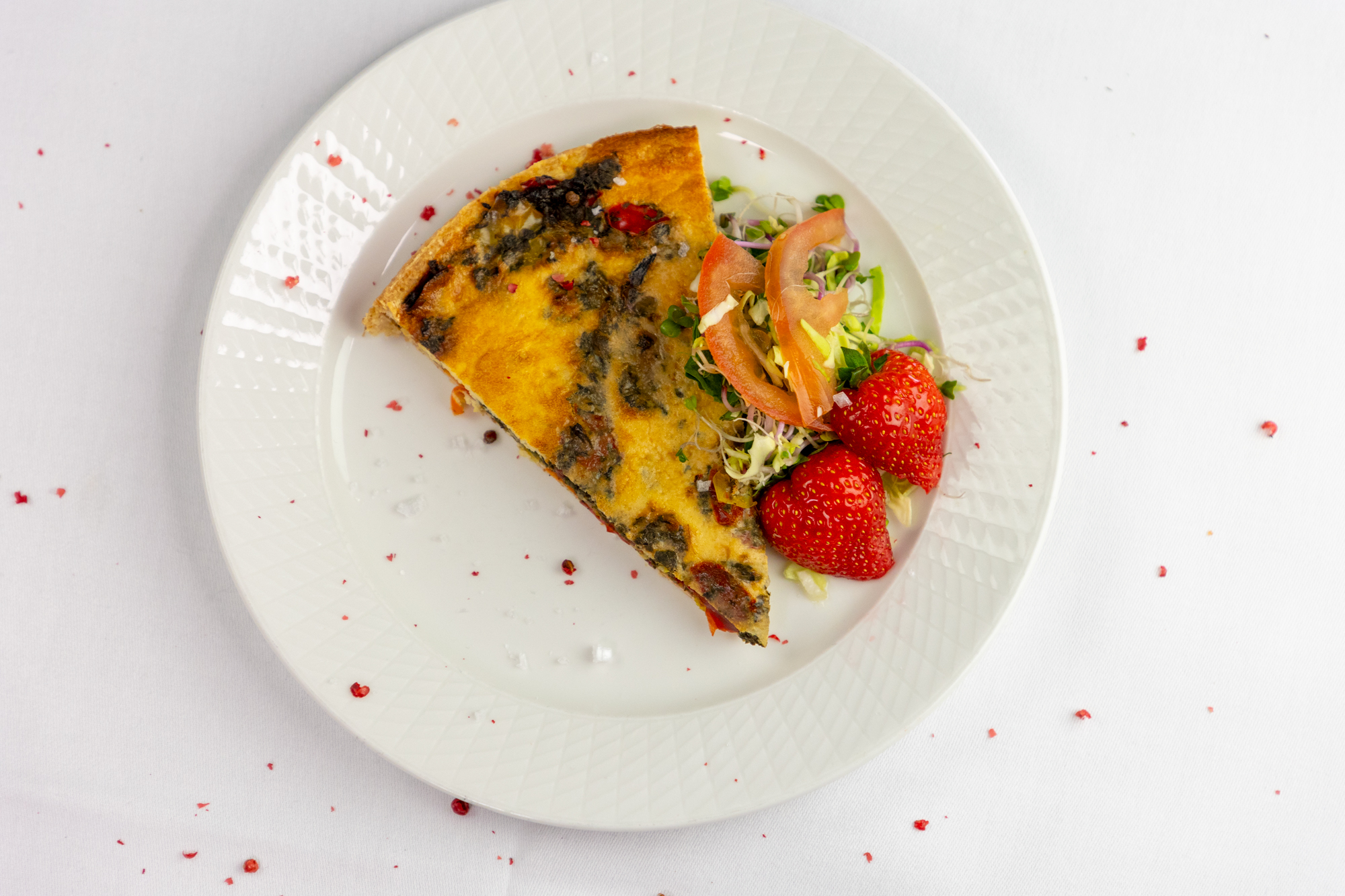 Grønsagstærte anrettet på tallerken 