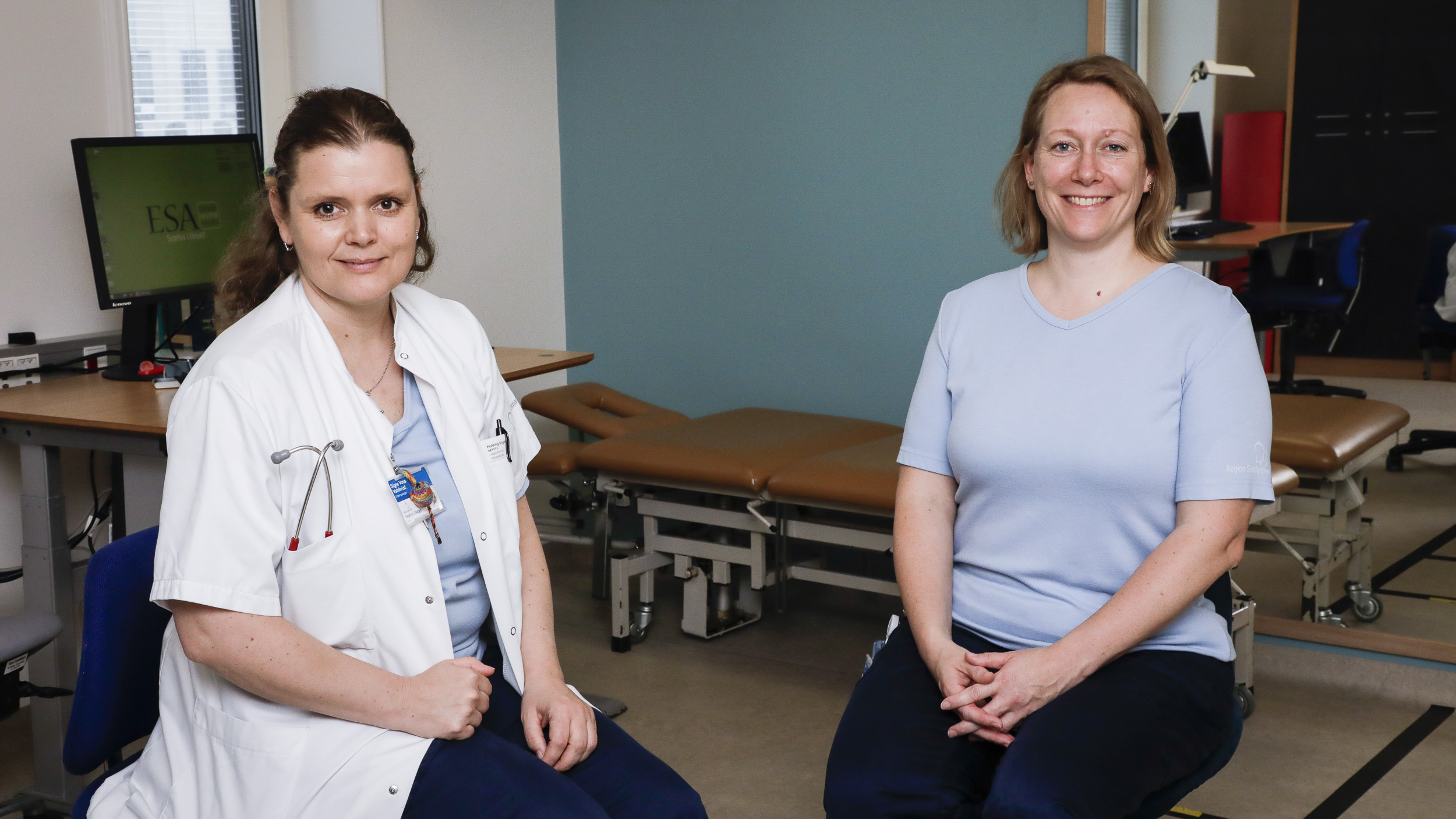 Læge og sygeplejerske smiler til fotografen