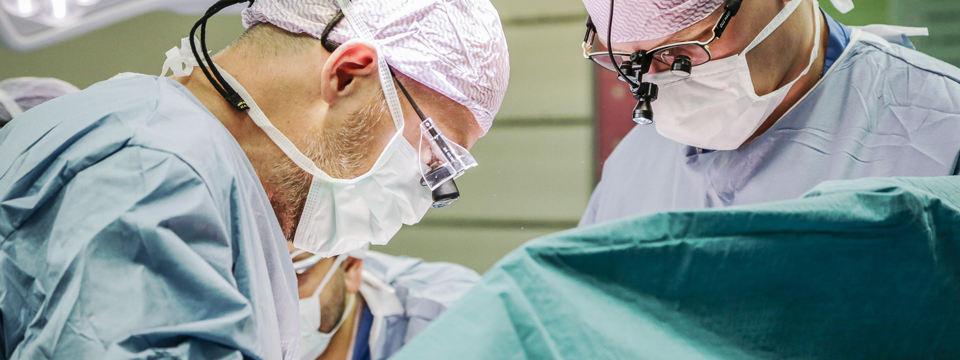 Læger opererer