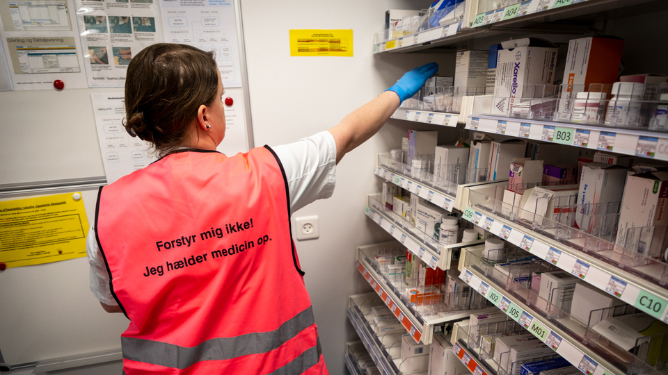 Farmakonom tager medicin fra hylde