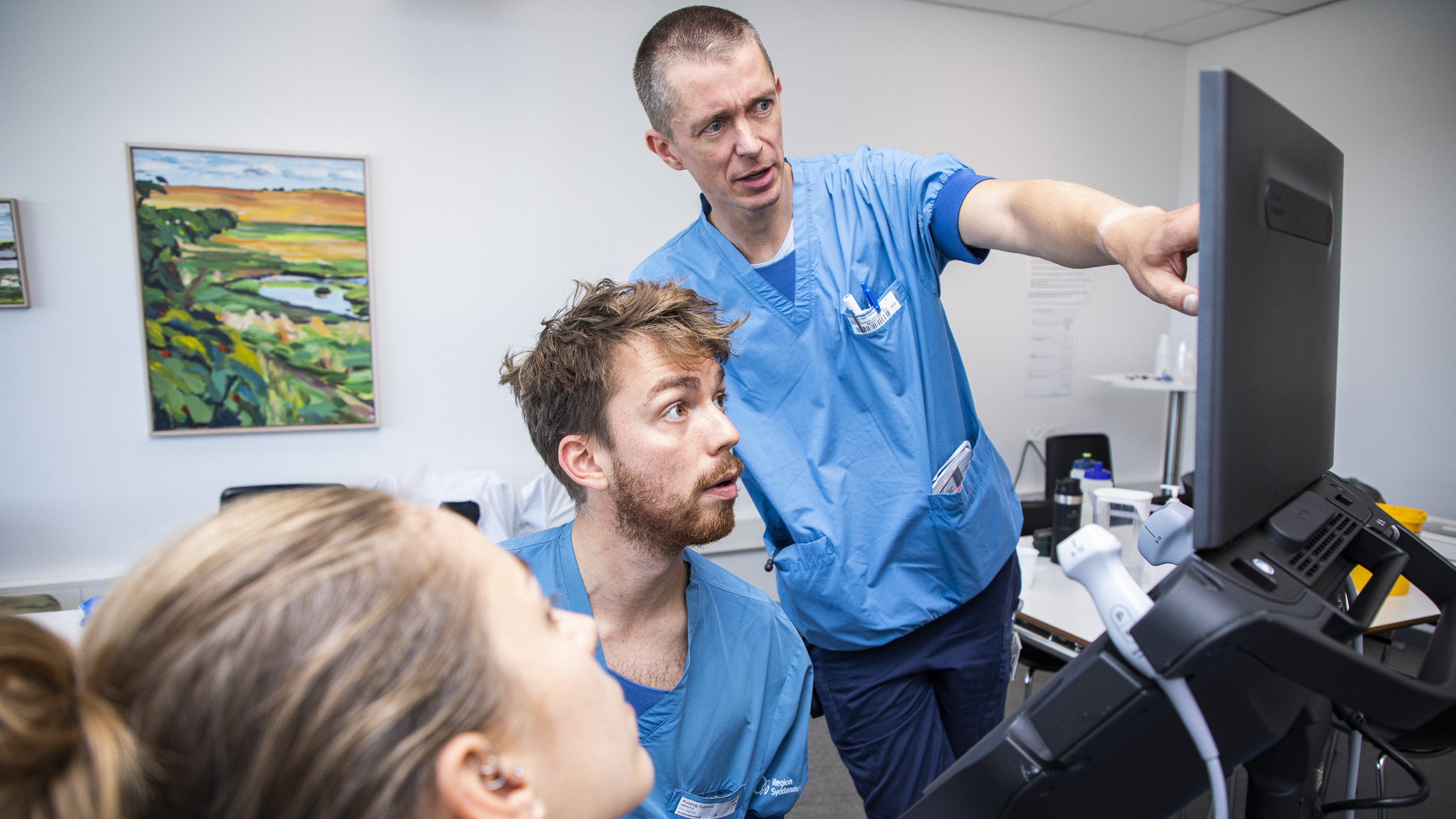 Læger kigger på ultralydsscanner