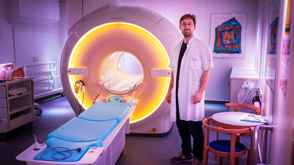 Mathias Byriel står ved siden af MR-scanner.