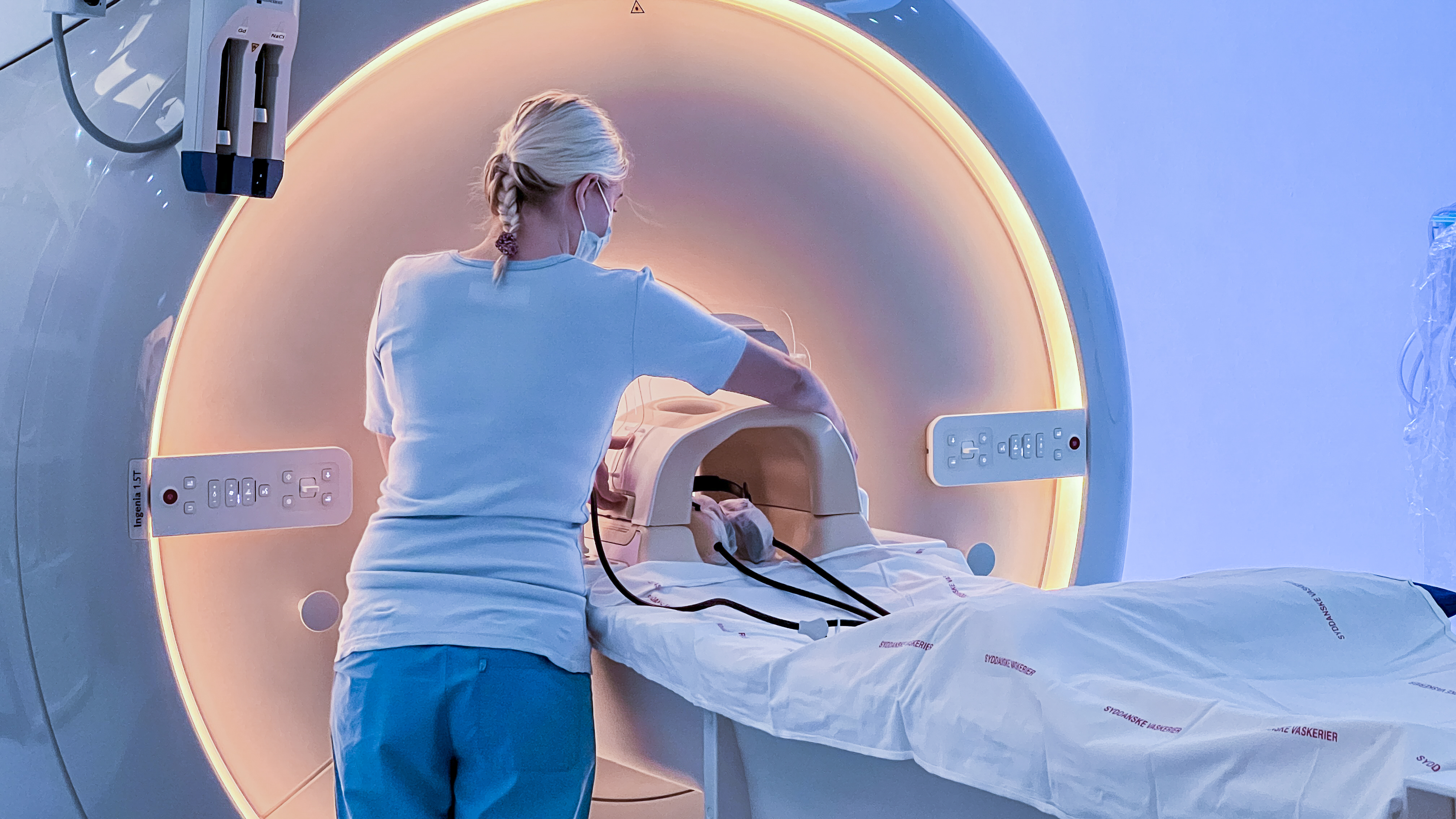 Sygeplejerske gør klar til MR-scanning