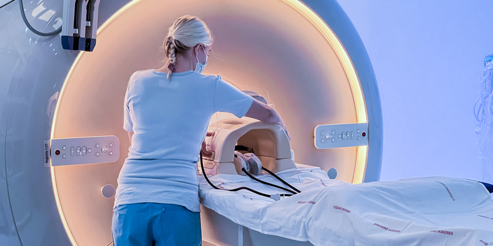 Sygeplejerske gør klar til MR-scanning