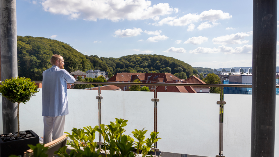 Mand kigger ud over Vejle.