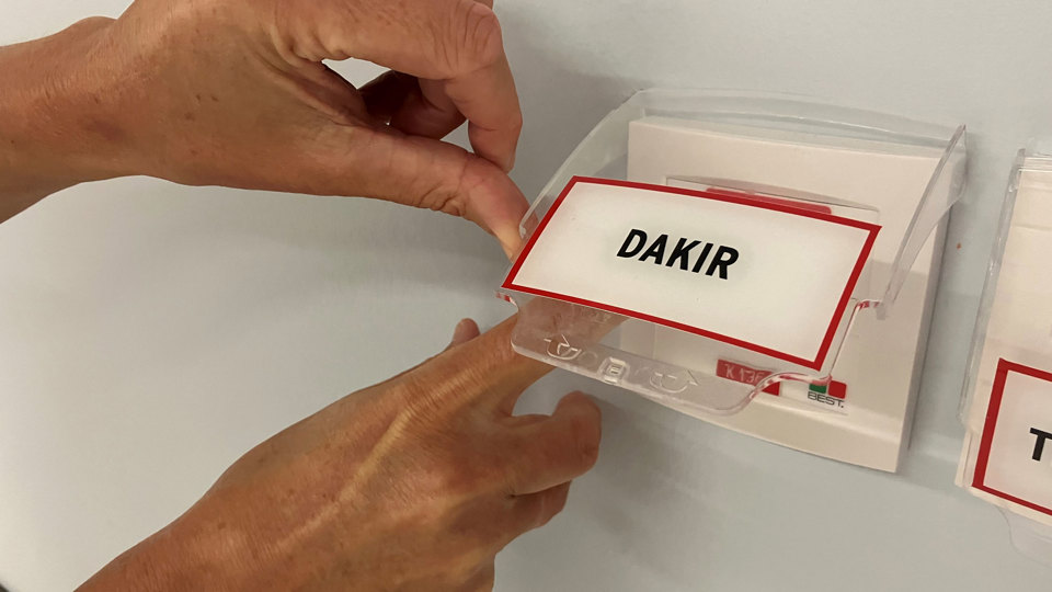 Finger holder på knap