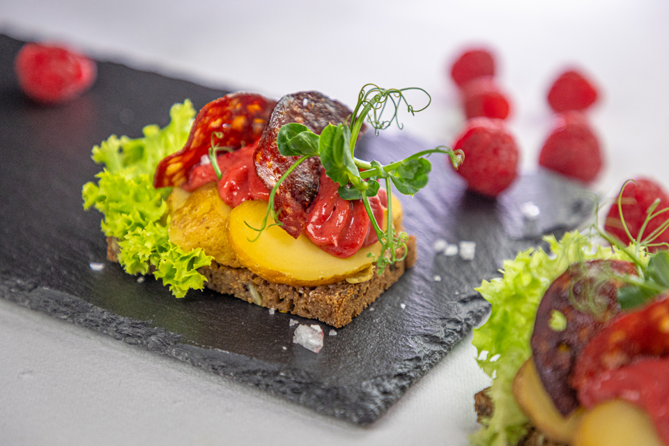 Kartoffelmad anrettet med stegt chorizo og ærteskud