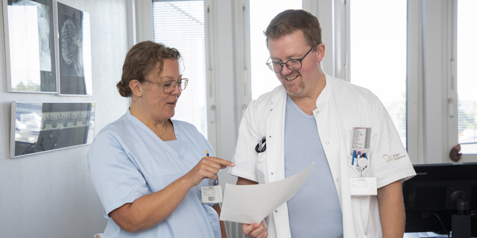 Sygeplejerske og læge taler sammen.