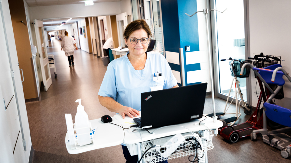 Margit Svensson ved computer