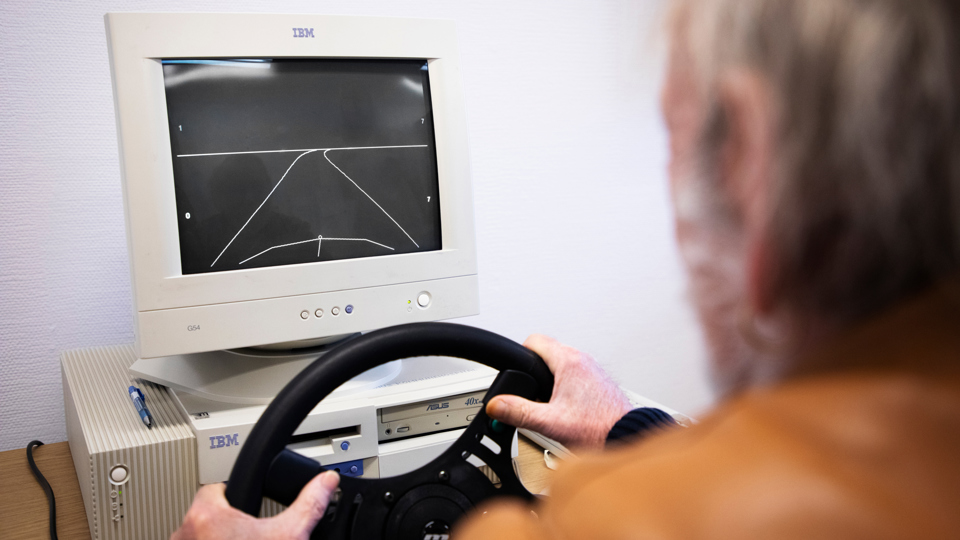 Erling Olesen kigger på computerskærmen