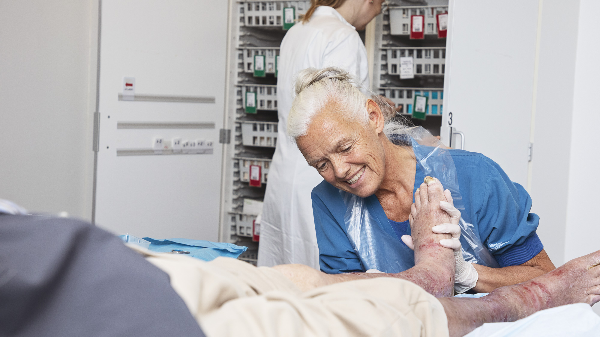 Hanne Birke Sørensen behandler fod