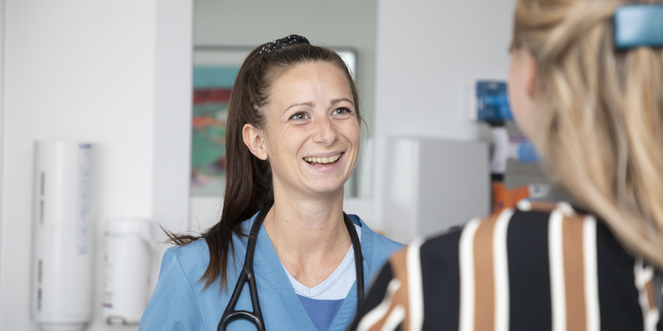 Læge taler med patient