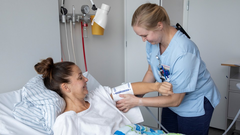 Sygeplejerske informerer patient om kvindesygdomme