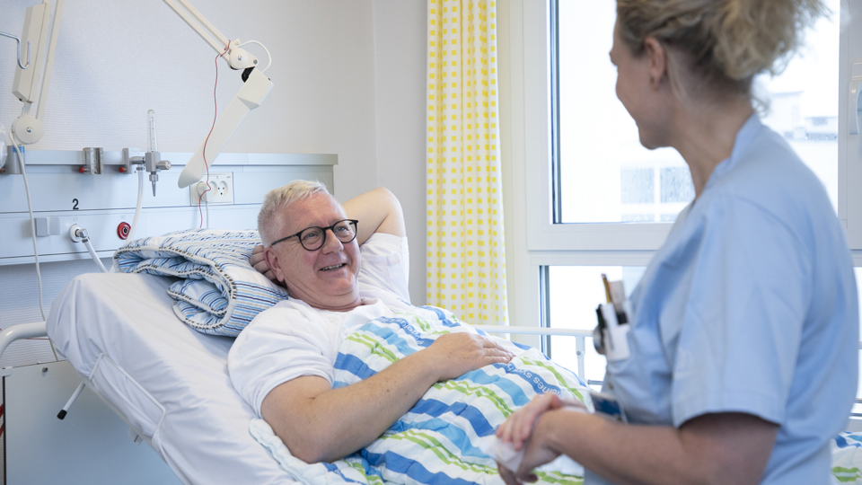 Personale modtager og klargør patient på sengeafdelingen