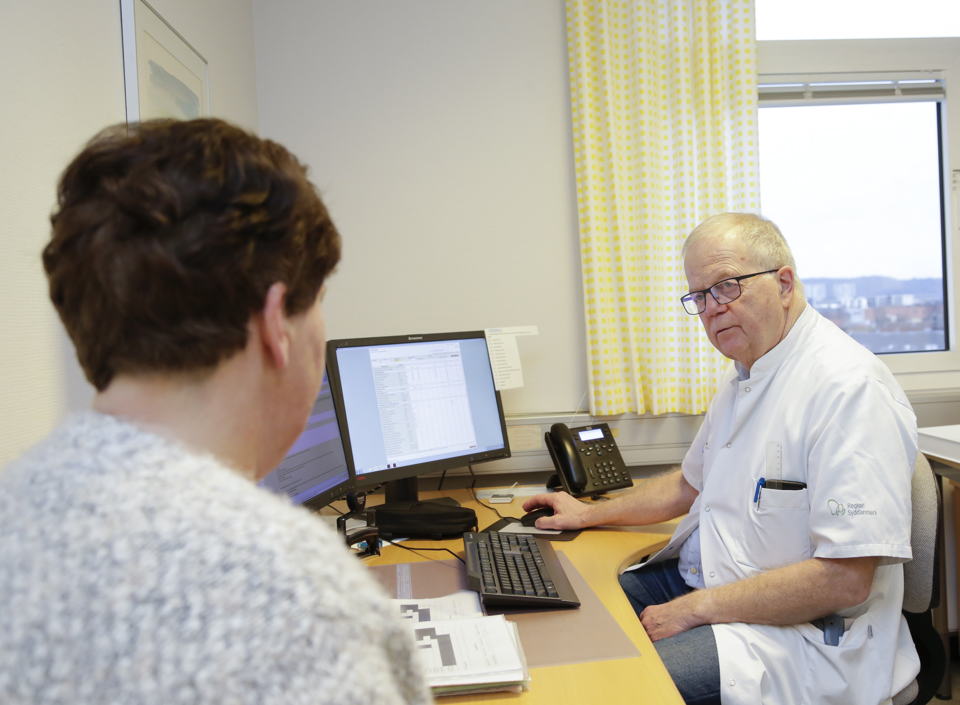 Professor Torben Plesner sammen med patient under konsultation.