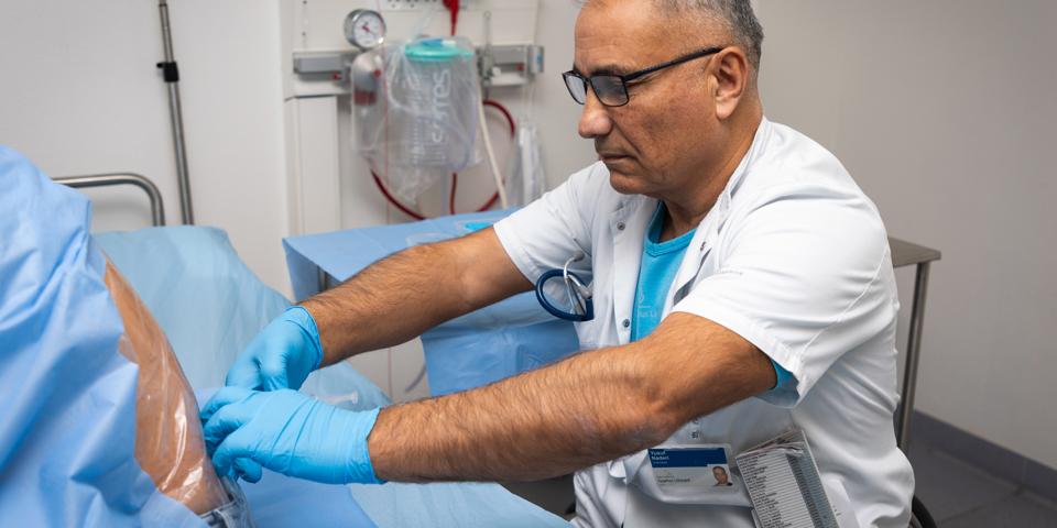 Læge laver lumbalpunktur