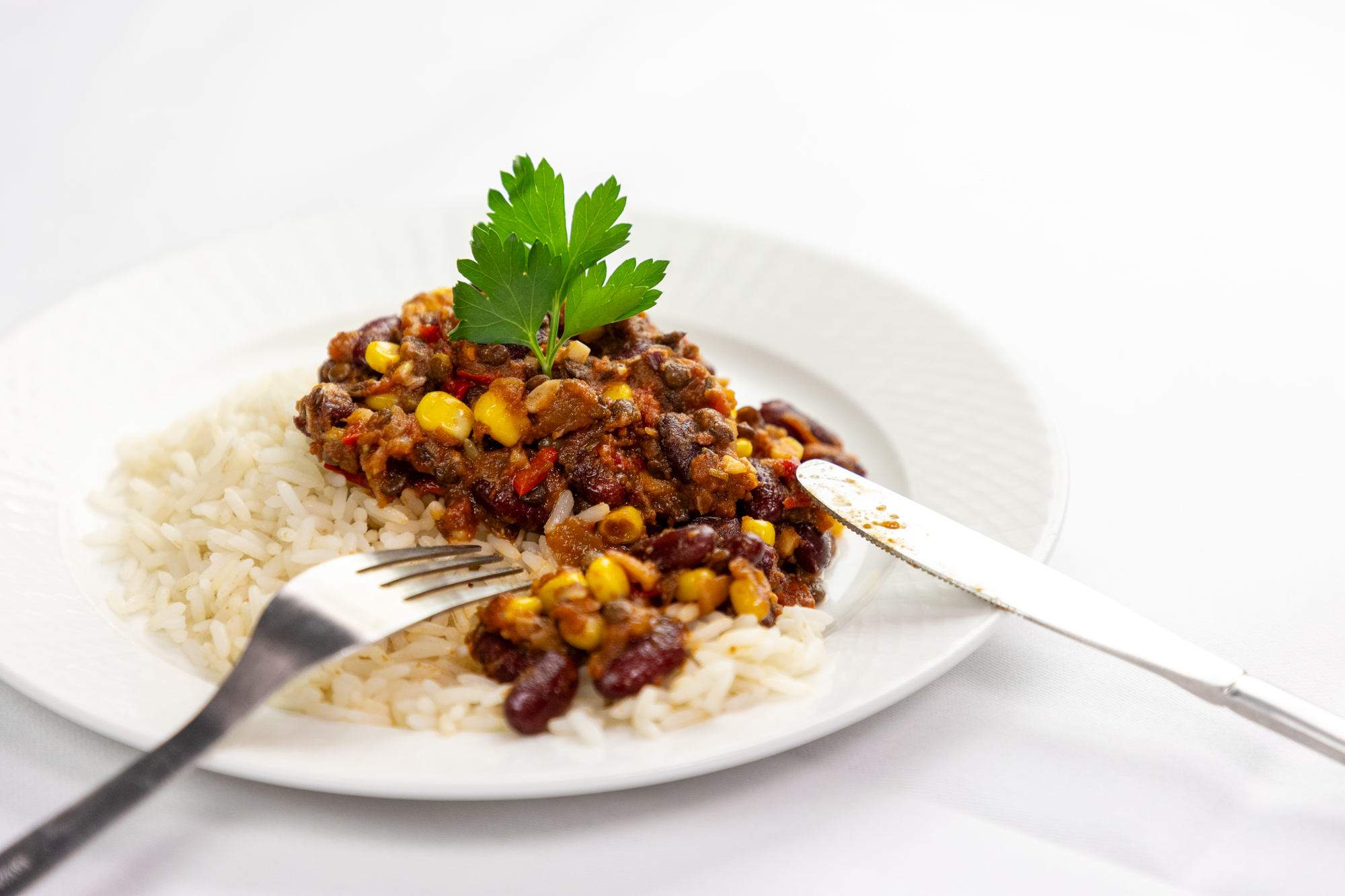 Chili sin carne anrettet på tallerken