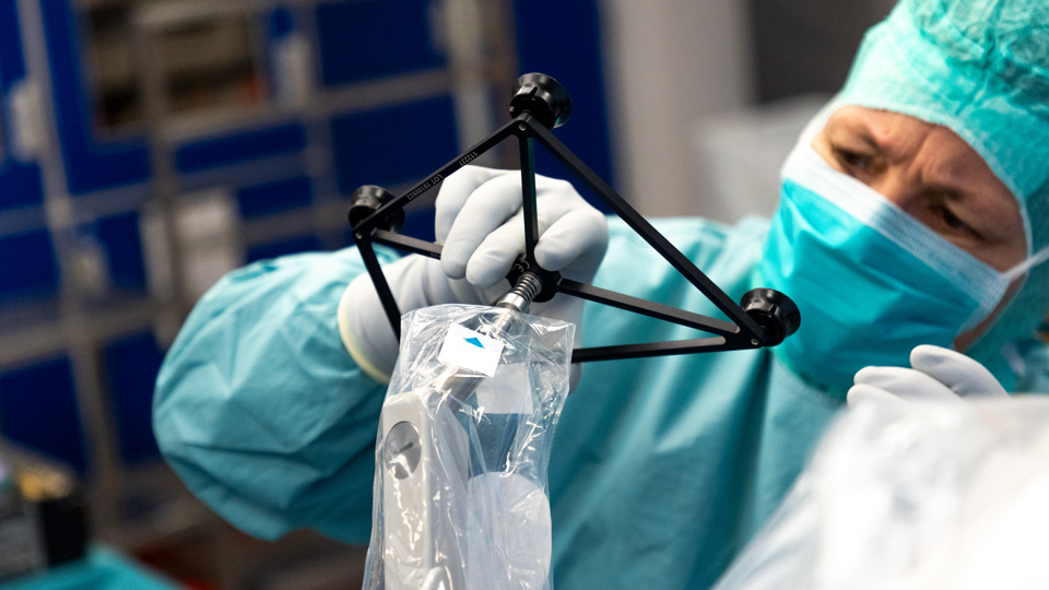 Inden operationen skal robotten finindstilles, så den kan holde instrumenterne helt præcist.