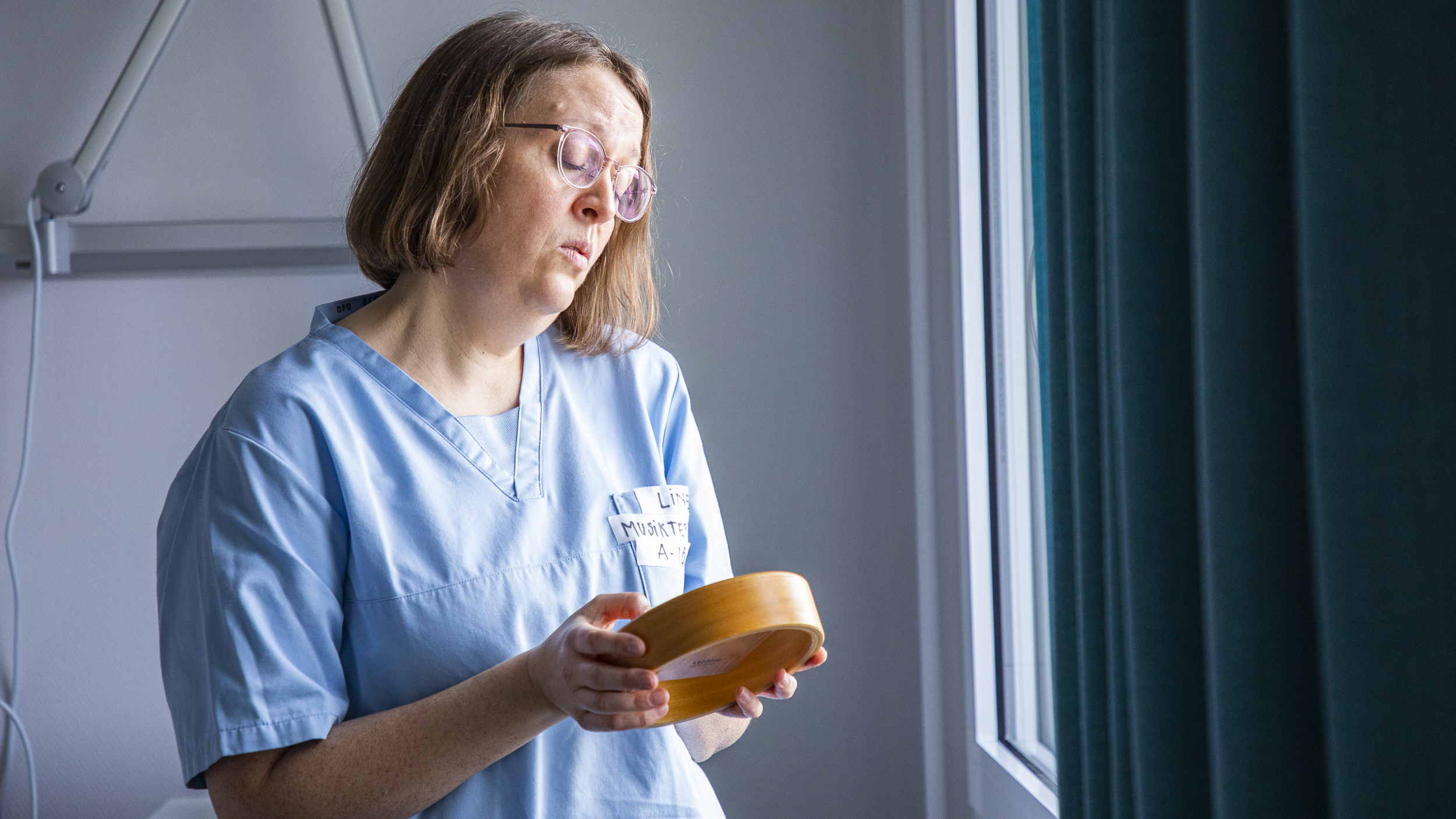 Line Nikolajsen spiller på instrument