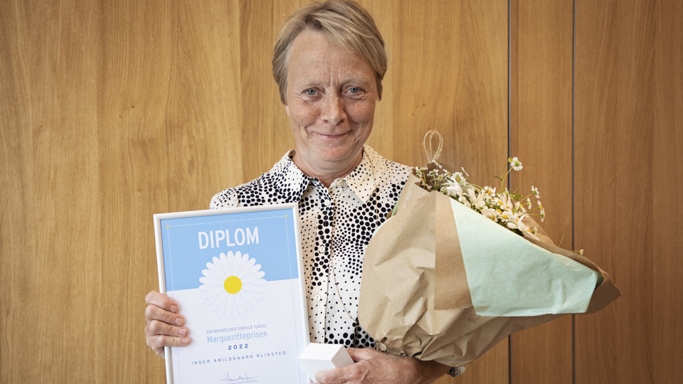 En glad medarbejder med diplom