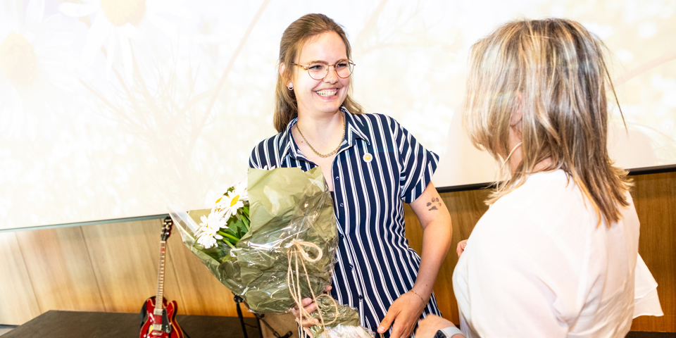 Nadine Engberg Dahlstrøm fik overrakt blomster af sygeplejefaglig direktør, Hanne Andersen.