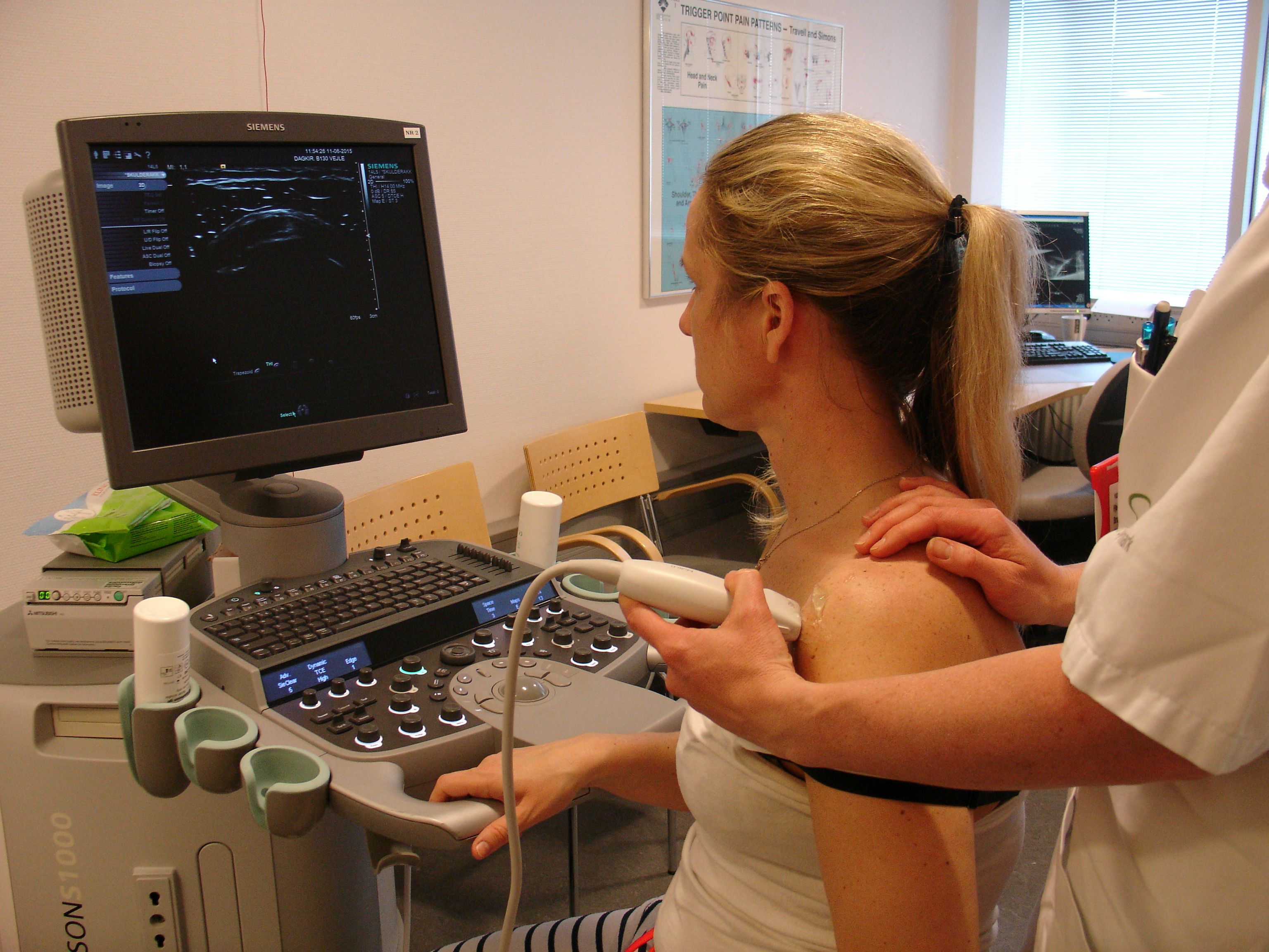 Patient får ultralydsscannet sin skulder