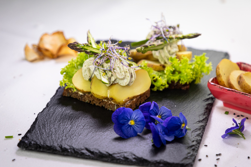 Kartoffelmad anrettet med bearnaisemayonnaise og friske grønne asparges