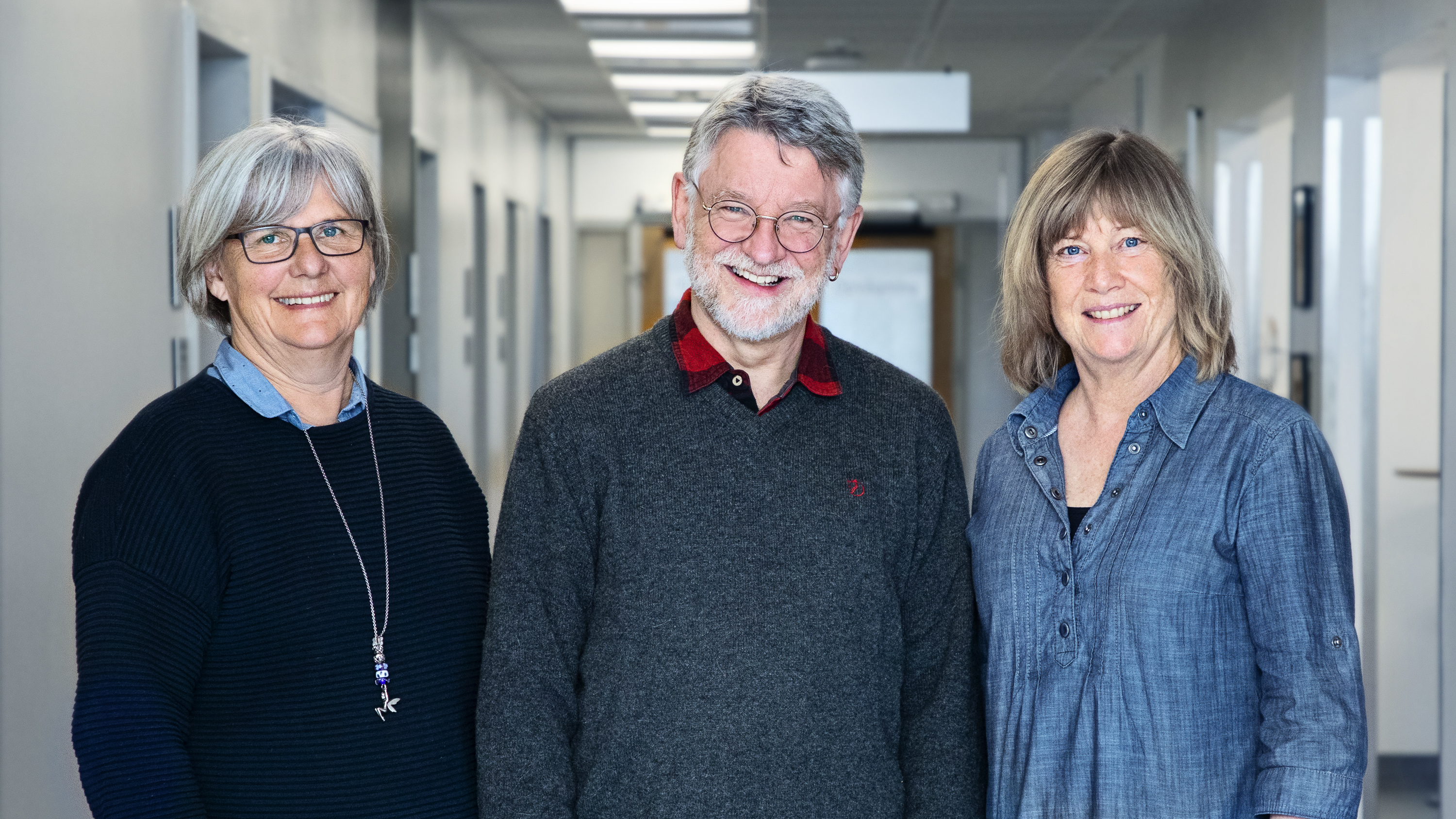 To sygeplejersker står rundt om læge