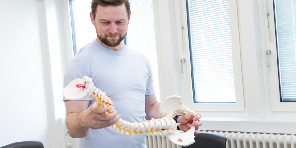 Casper Nim holder kunstig rygsøjle