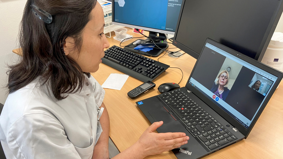 Usha Khatry sidder foran computeren